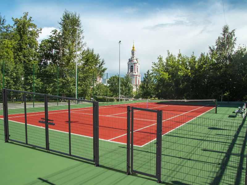 Забор вокруг теннисного корта