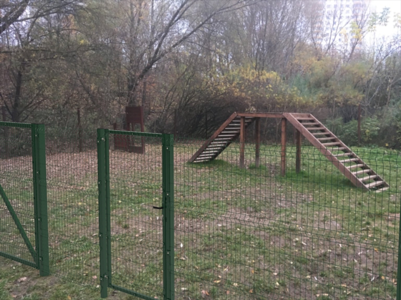 Забор на площадке для выгула собак