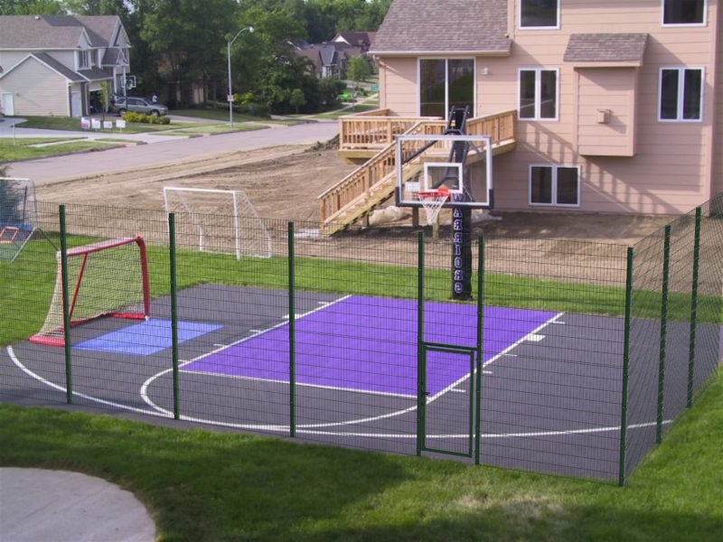 Забор для баскетбольной площадки во дворе дома