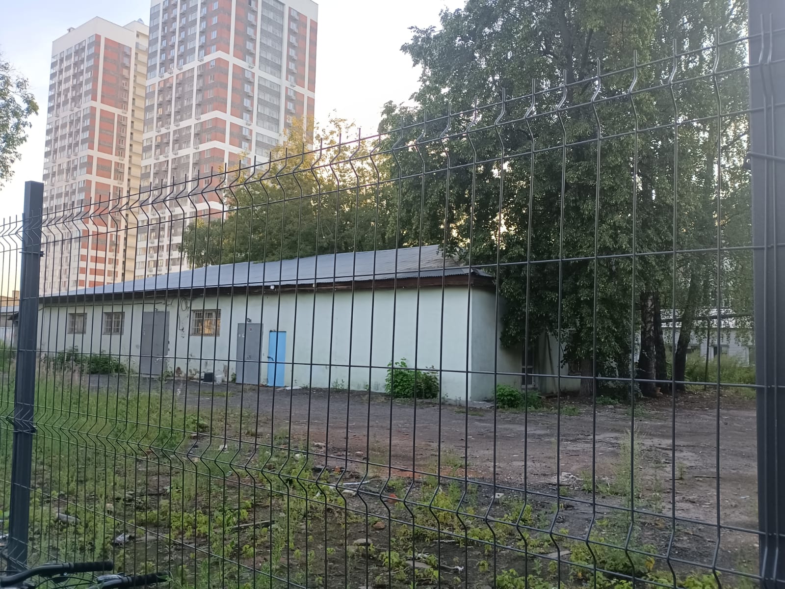 3Д заборы черного цвета из сетки гиттер- стиль и преимущества использования в городской среде